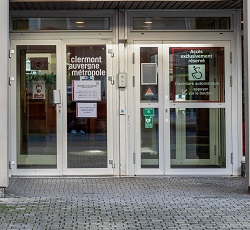 photo de la porte d'entrée du point relais Jaude